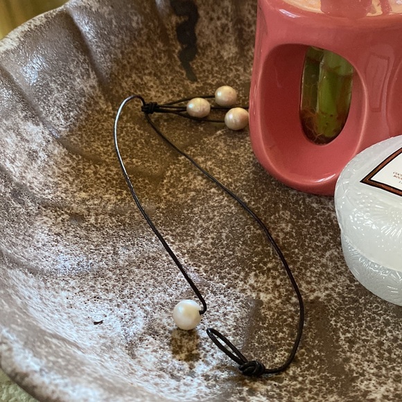 Faux pearls on knotted leather necklace with looped pearl clasp - Picture 3 of 4